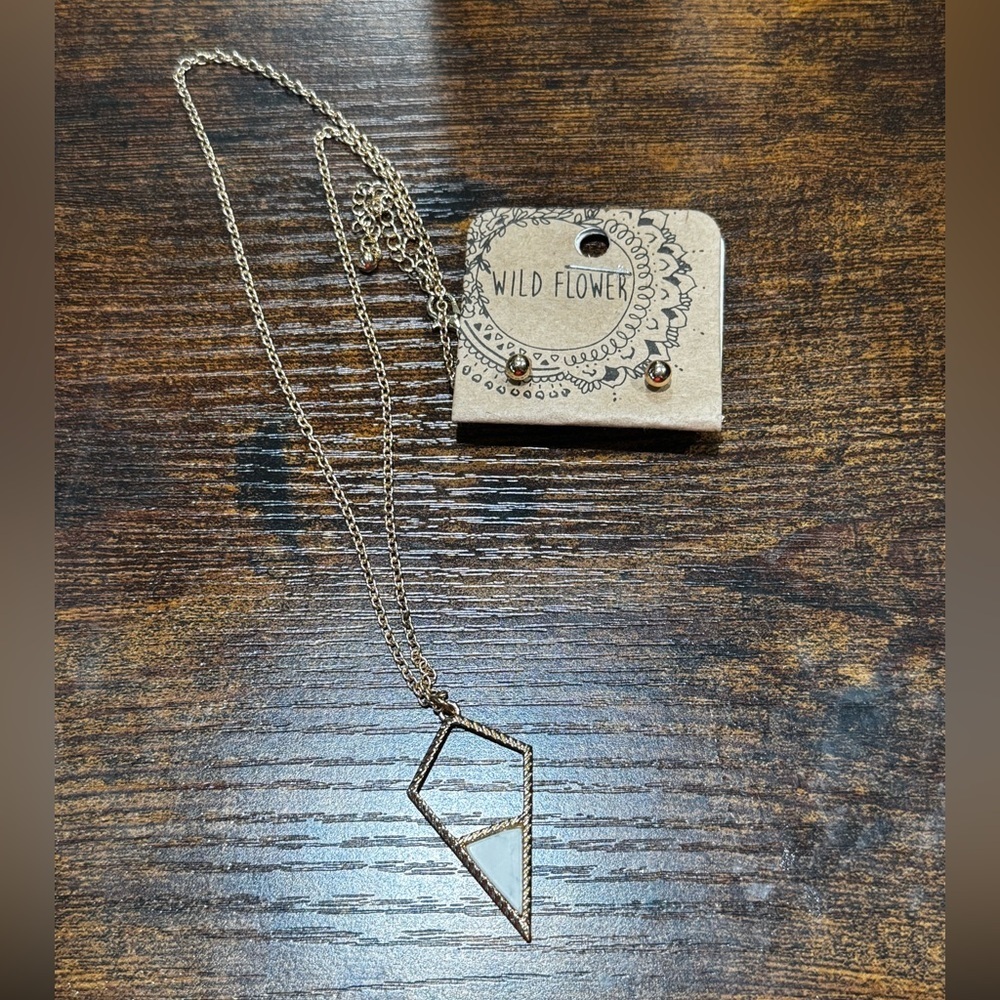NWT Wild Flower Gold Arrow Pendant & Earring Set